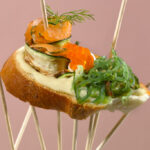 Nabídka bistra Špejle je plná chutí a barev. Při odchodu zaplatíte za počet špejlí, které vám zůstanou prázdné na talíři.