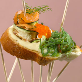 Nabídka bistra Špejle je plná chutí a barev. Při odchodu zaplatíte za počet špejlí, které vám zůstanou prázdné na talíři.