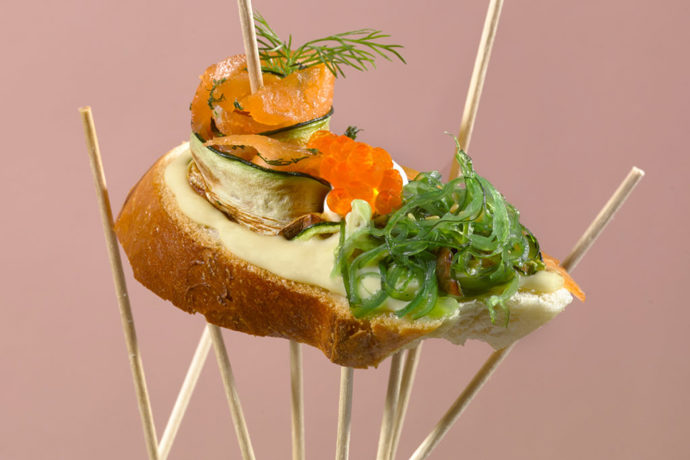 Nabídka bistra Špejle je plná chutí a barev. Při odchodu zaplatíte za počet špejlí, které vám zůstanou prázdné na talíři.