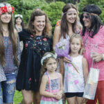 Petr Janda pravidelně pořádá party na své usedlosti Propast. Oslava bývá vždy tematická, v kostýmech. Na snímku zleva: Eliška Jandová, Marta Jandová, Alice Jandová, Petr Janda a jejich dcerky Anežka a Rozárka.