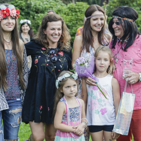 Petr Janda pravidelně pořádá party na své usedlosti Propast. Oslava bývá vždy tematická, v kostýmech. Na snímku zleva: Eliška Jandová, Marta Jandová, Alice Jandová, Petr Janda a jejich dcerky Anežka a Rozárka.