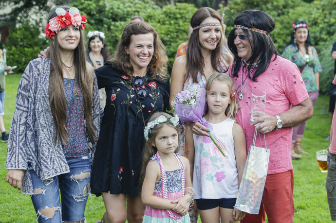 Petr Janda pravidelně pořádá party na své usedlosti Propast. Oslava bývá vždy tematická, v kostýmech. Na snímku zleva: Eliška Jandová, Marta Jandová, Alice Jandová, Petr Janda a jejich dcerky Anežka a Rozárka.