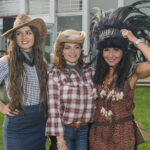 Marta Jandová (uprostřed) se svou sestrou Eliškou (vlevo) a bývalou ženou Petra Jandy, televizní reportérkou Martinou Jandovou (vpravo).