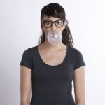 Za současnou podobou žvýkačky stojí Thomas Adams. Ten se v 19. století snažil z této lepivé hmoty vyrábět boty či hračky. Všechny pokusy však selhaly. A tak ho napadlo přidat příchuť a heuréka...