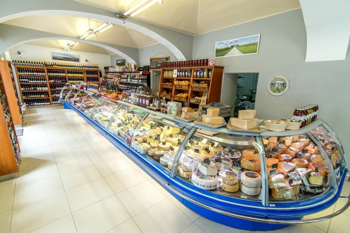 Výjimečný chlebíček potřebuje výjimečné suroviny. Kvalitní šunky a sýry z celé Evropy najdete např. v Lahůdkářství Sváček. 