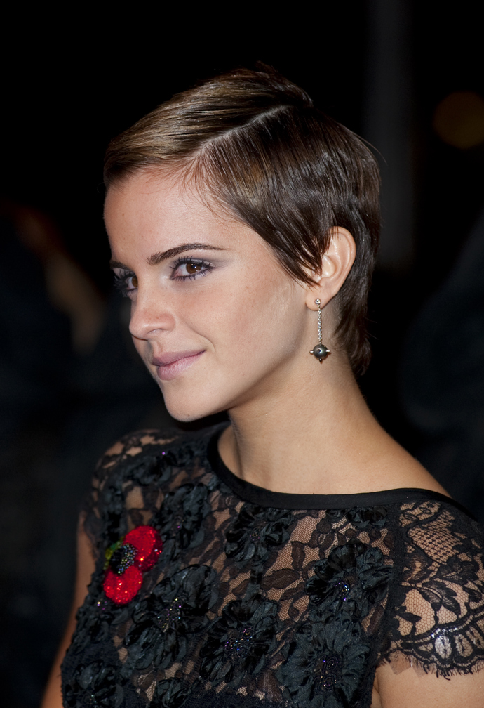 Křehká kráska Emma Watson, uhrančivá čarodějka Hermiona z filmové ságy o Harrym Potterovi, působila svého času v krátkých vlasech jemně a zranitelně. Také ona však razantní změnou účesu připravila fanouškům Harryho Pottera příjemný šok. Ukázala tak světu, že už dávno není dítě.