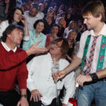 Stanislav Hložek a Karel Vágner na fotografii dost možná pomáhají Josefovi s textem písně Holky z naší školky.