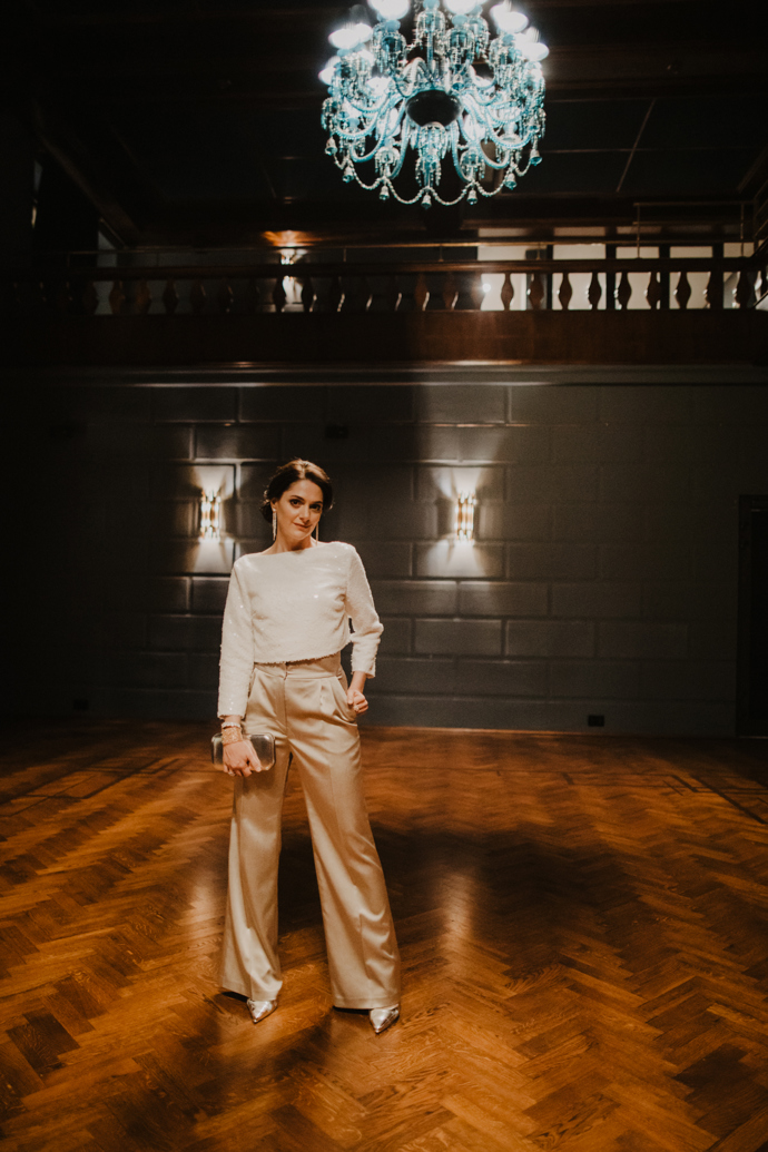 Také tento outfit Kláře Issové navrhl stylista Jiří Hofbauer. Blýskavý komplet ušil brněnský krejčovský Salon číslo 4. O vlasy a líčení se postaralo kadeřnictví Franck Provost.