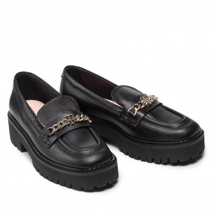 Elegantní černé kožené polobotky s kulatou špičkou a jemným zlatým zdobením. Tommy Hilfiger, 3128 Kč