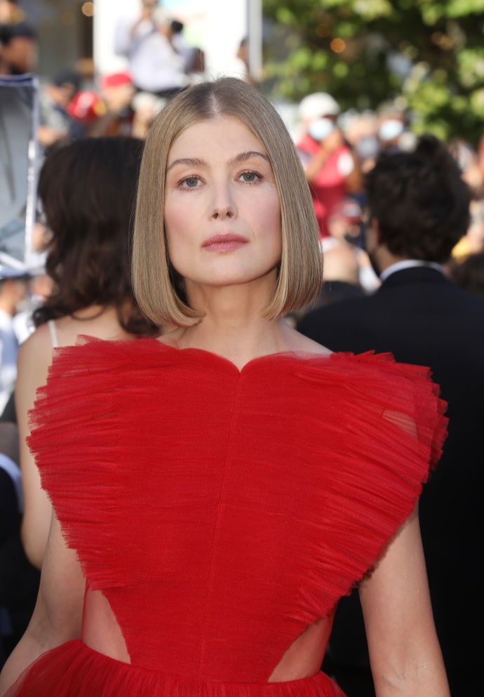 Herečka Rosamund Pike (43) vypadá v krátkém mikádu o mnoho let mladší. 