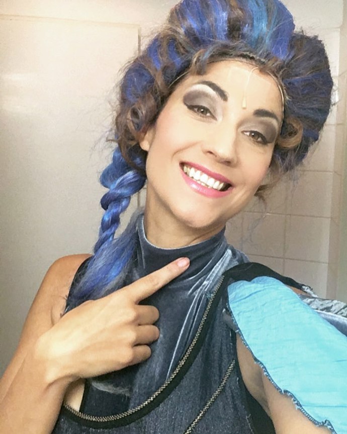 Zde vystřídá několik paruk a působivých kostýmů. 