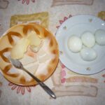 Vaječná pomazánka se dělá z vajec a másla, ale to můžeme částečně nahradit i taveným sýrem.