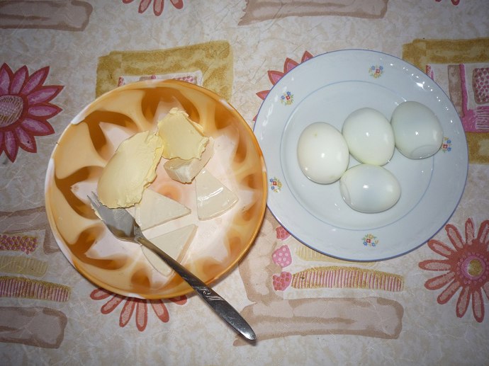 Vaječná pomazánka se dělá z vajec a másla, ale to můžeme částečně nahradit i taveným sýrem.