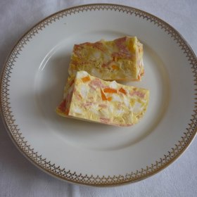 Vaječná tlačenka se hodí třeba ke snídani s pečivem a čerstvou zeleninou.