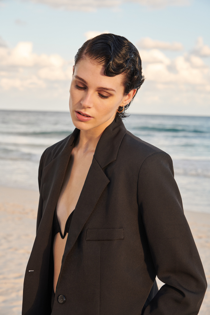 Mokrý efekt, který je letos rovněž velkým hitem, působí na krátkých vlasech skvěle.