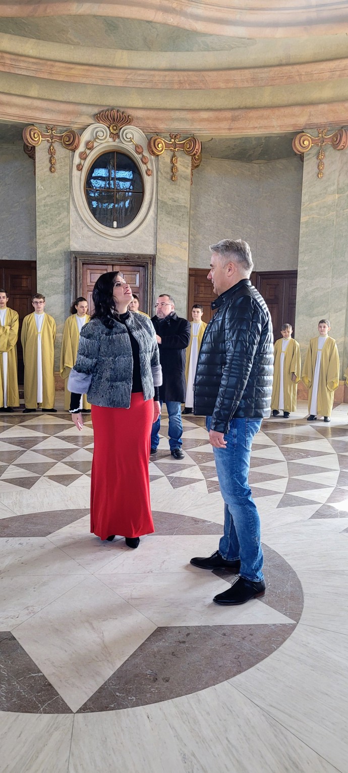 Zpěvačka se kvůli písni spojila s hudebním nadšencem a zpěvákem Josefem Voltrem a s vyhlášeným českým chlapeckým sborem Boni Pueri.