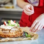 V knize Na plech s Kamilou nalezneme recepty, které dlouhé roky ověřovala její rodina.