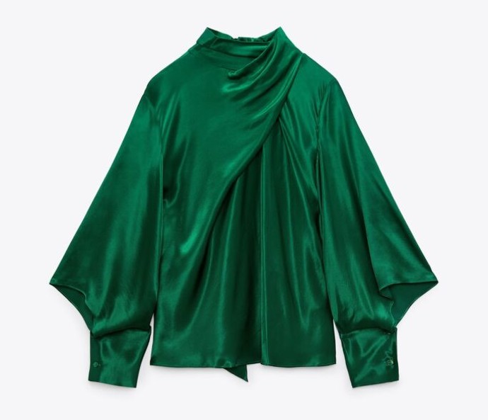 Saténová blůza s nařaseným stojáčkem s nastavitelnými vázačkami na zádech. ZARA, 799 Kč