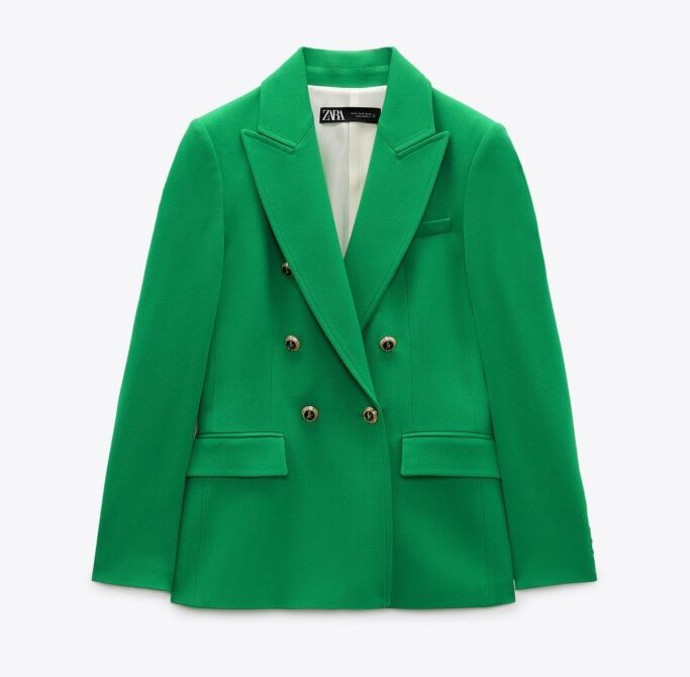 Zelené sako s dlouhým rukávem a klopami do špičky. ZARA, 1399 Kč
