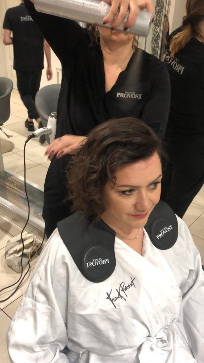Redaktorky během přípravy účesů v kadeřnictví Franck Provost. 