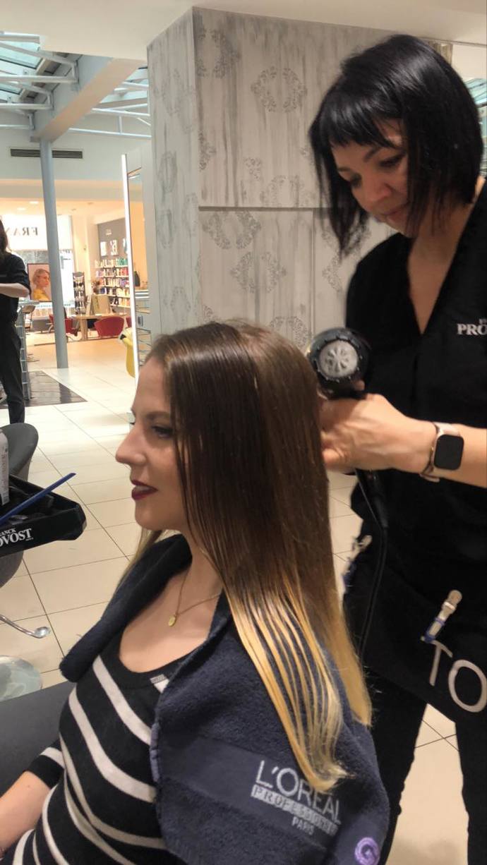 Redaktorky během přípravy účesů v kadeřnictví Franck Provost. 