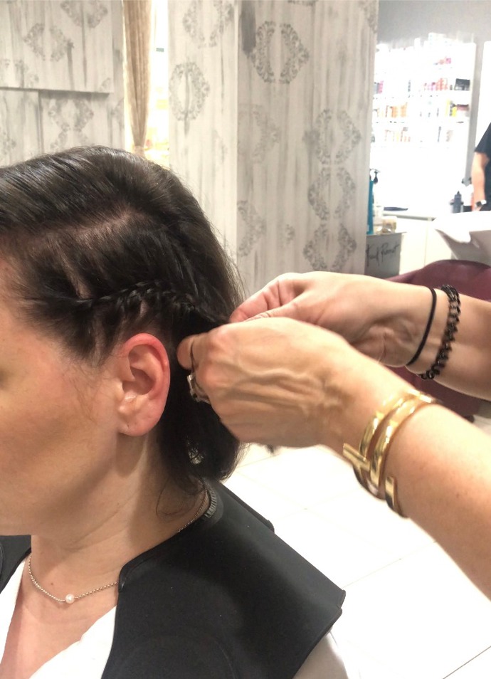 Redaktorky během přípravy účesů v kadeřnictví Franck Provost. 