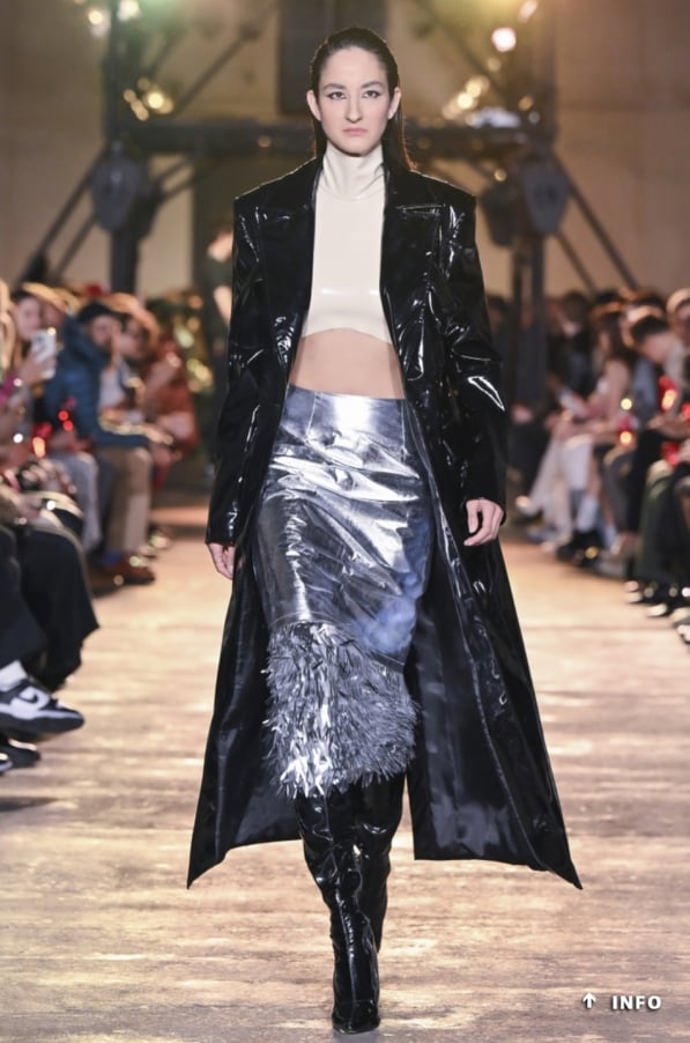 Zde v černé variantě a v netypické kombinaci s metalickou sukní. 