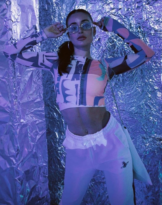 Její outfit pocházel z dílny módní návrhářky Vivienne Westwood. Anička Šulcová si tepláky pochvalovala.