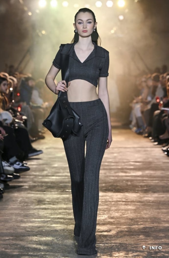 Odhalená bříška nejsou na Fashion Weeku žádnou výstředností.