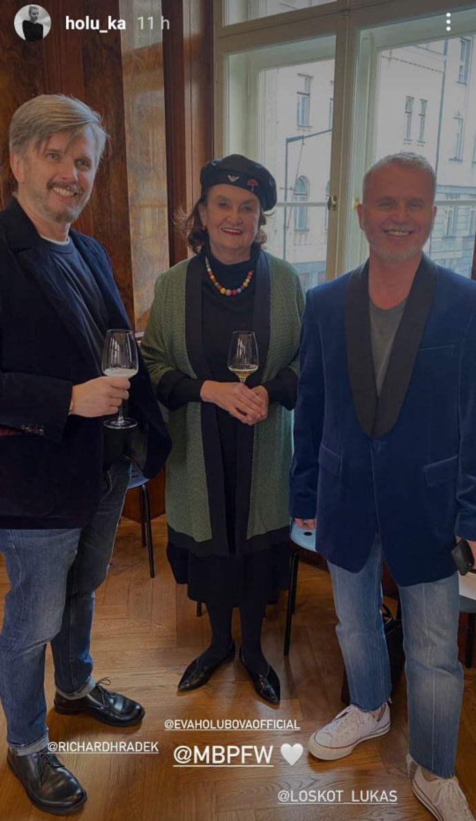 Herečka Eva Holubová chodí na pražský Fashion Week především kvůli atmosféře a společnosti přátel. Na snímku s Lukášem Loskotem, kreativním ředitelem týdne módy, a majitelem restaurace Cafe Cafe Richardem Hrádkem.
