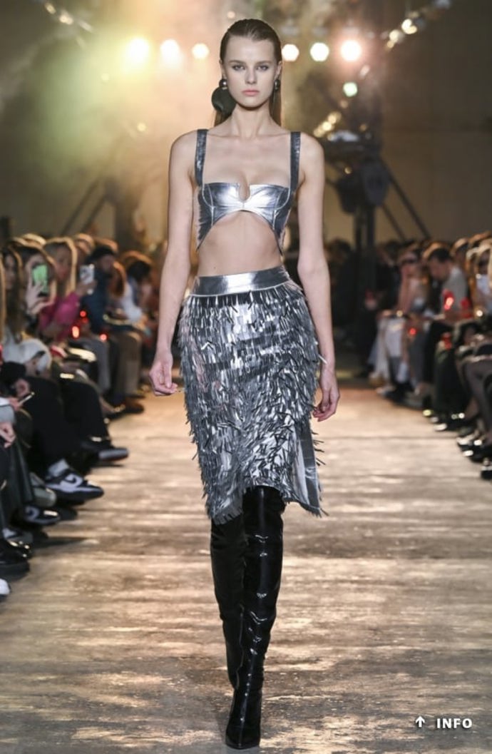 V kolekci nechybělo hned několik odvážných metalických modelů.