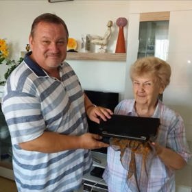 Jiří Werich Petrášek přijal dárek v podobě kabelky z hadí kůže od bývalé hospodyně Jana Wericha Evy Tůmové.