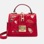 Výrazná červená kabelka se zlatými detaily. ALDO, 1560 Kč