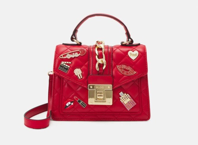 Výrazná červená kabelka se zlatými detaily. ALDO, 1560 Kč