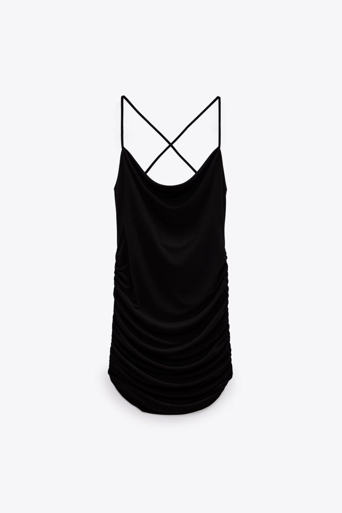 Krátké šaty se splývavým výstřihem a tenkými ramínky s překřížením na zádech. ZARA, 499 Kč