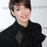 Na kratší účes v minulosti vsadila i herečka Anne Hathaway.