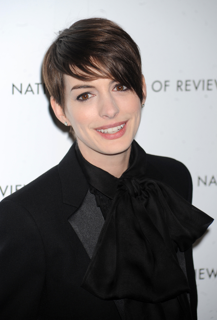 Na kratší účes v minulosti vsadila i herečka Anne Hathaway.