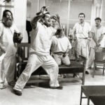 Jack Nicholson ve slavném filmu Miloše Formana Přelet nad kukaččím hnízdem z roku1975.