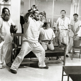 Jack Nicholson ve slavném filmu Miloše Formana Přelet nad kukaččím hnízdem z roku1975.