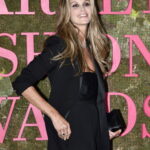 Po letech barvení dává Elle Macpherson přednost přirozené barvě vlasů. Naštěstí podle svých slov ještě nemá šediny...
