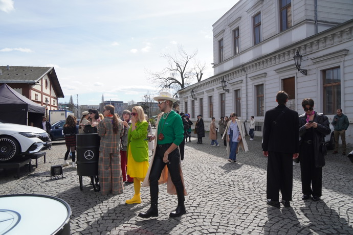 Před vchodem do haly číslo 13 v holešovické tržnici se to extravagantními outfity jen hemžilo.