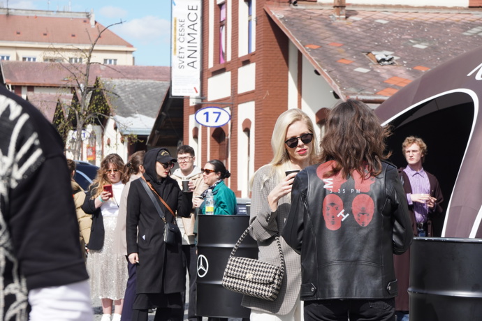 Modelka Veronika Hejlíková stihla navštívit v rámci pražského Fashion Weeku jen jednu přehlídku.