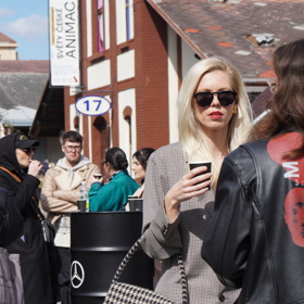 Modelka, podobně jako většina dalších návštěvníků, vytáhla po zimě sluneční brýle. Nesundala je ani uvnitř haly.