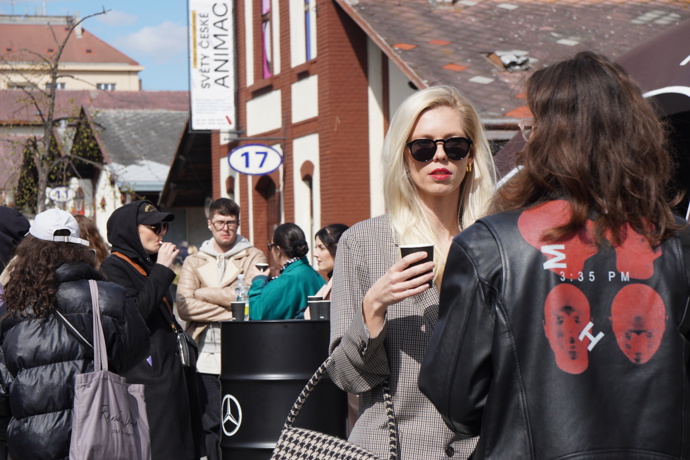 Modelka, podobně jako většina dalších návštěvníků, vytáhla po zimě sluneční brýle. Nesundala je ani uvnitř haly.