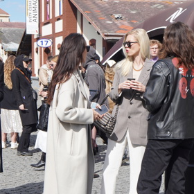 Sako doplnila Veronika Hejlíková bílými kalhotami a nesměly chybět doplňky v podobě masivního náhrdelníku a náušnic.