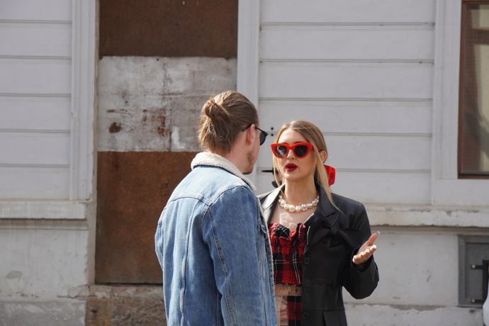 Kombinace masivních perel a černo-červených kostek je prudce elegantní záležitostí. Také Sharlota svůj outfit doplnila o brýle, které ladily s jejími šaty.