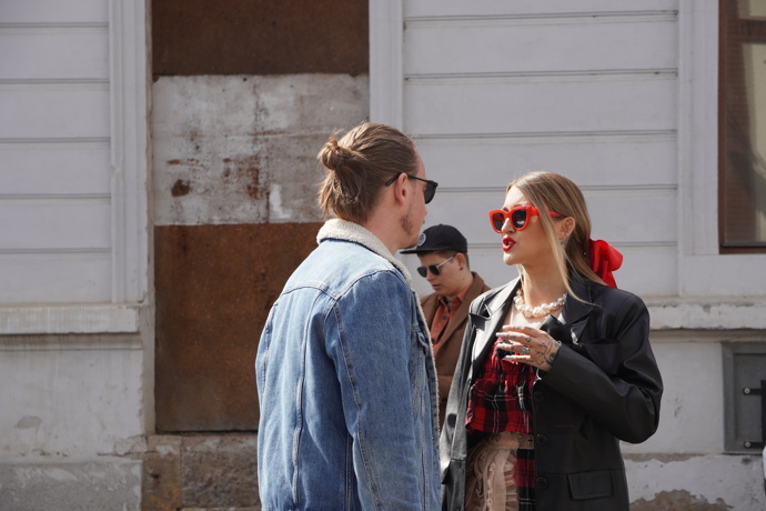 Tato fotografie dává vyniknout červeným brýlím, mašli ve vlasech, a také masivnímu perlovému náhrdelníku.
