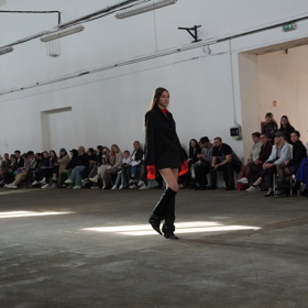 Jaroslav Vích studuje Ateliér designu oděvu a obuvi na Vysoké škole uměleckoprůmyslové v Praze.