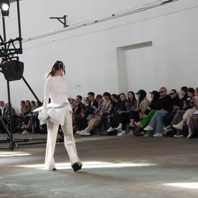 Ve své kolekci pracuje s kvalitními materiály, především pak s hedvábím v různých podobách.