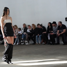 Kolekce byla navíc doplněna o autorskou obuv.